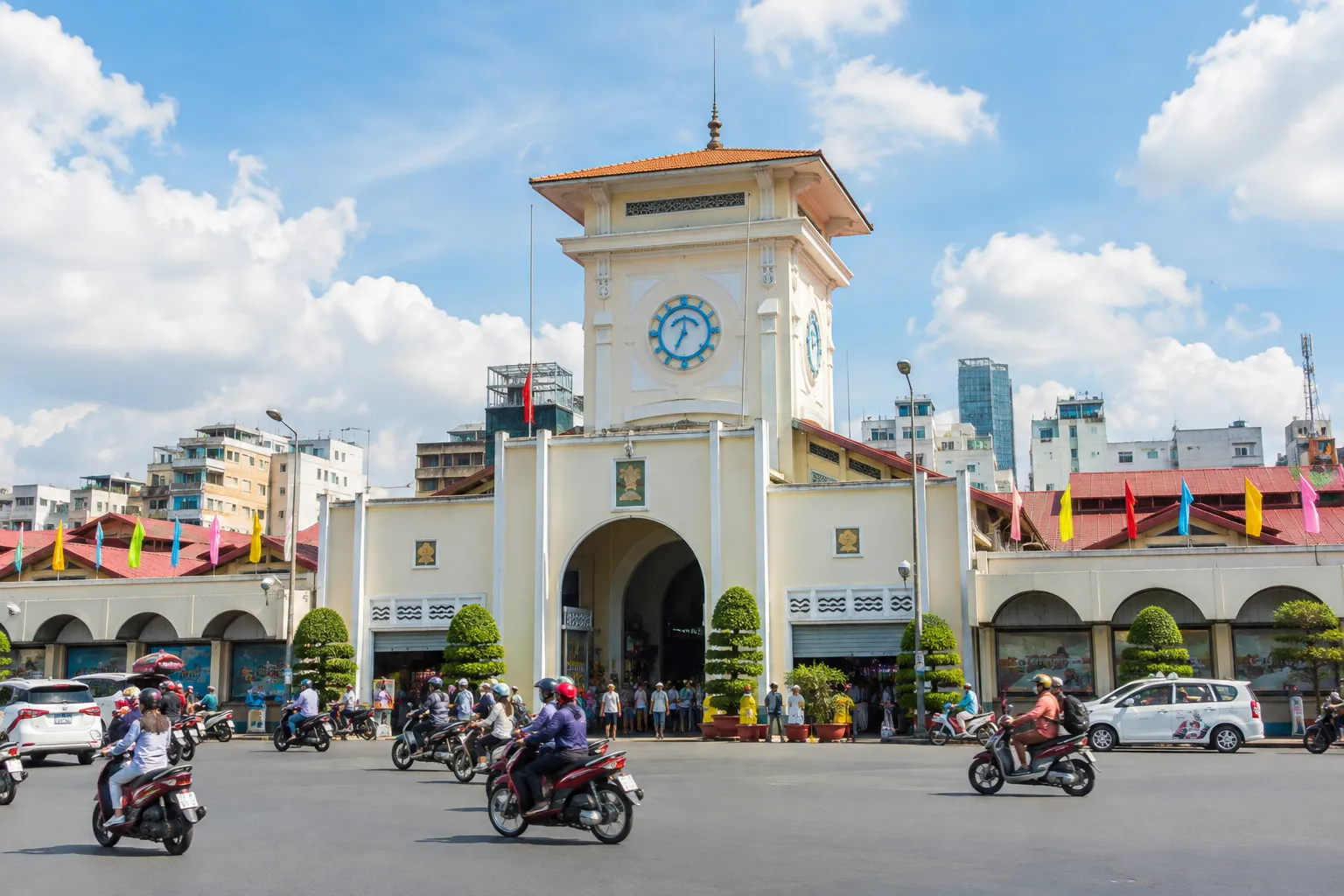 Chợ Bến Thành địa điểm du lịch nổi tiếng ở Sài Gòn