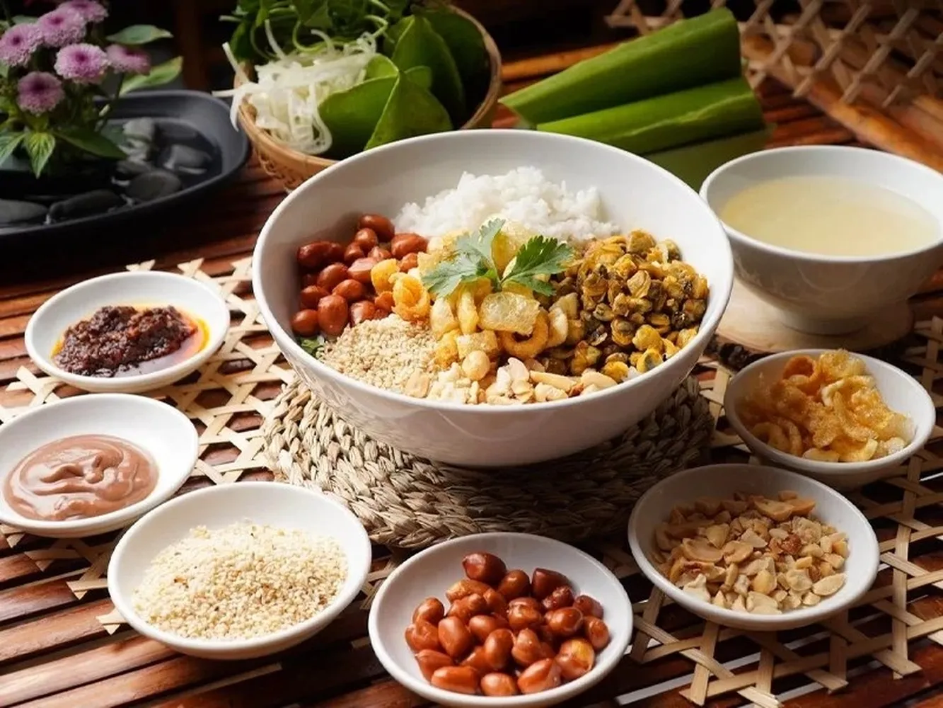 Cơm hến tuy đơn giản nhưng lại vô cùng hấp dẫn