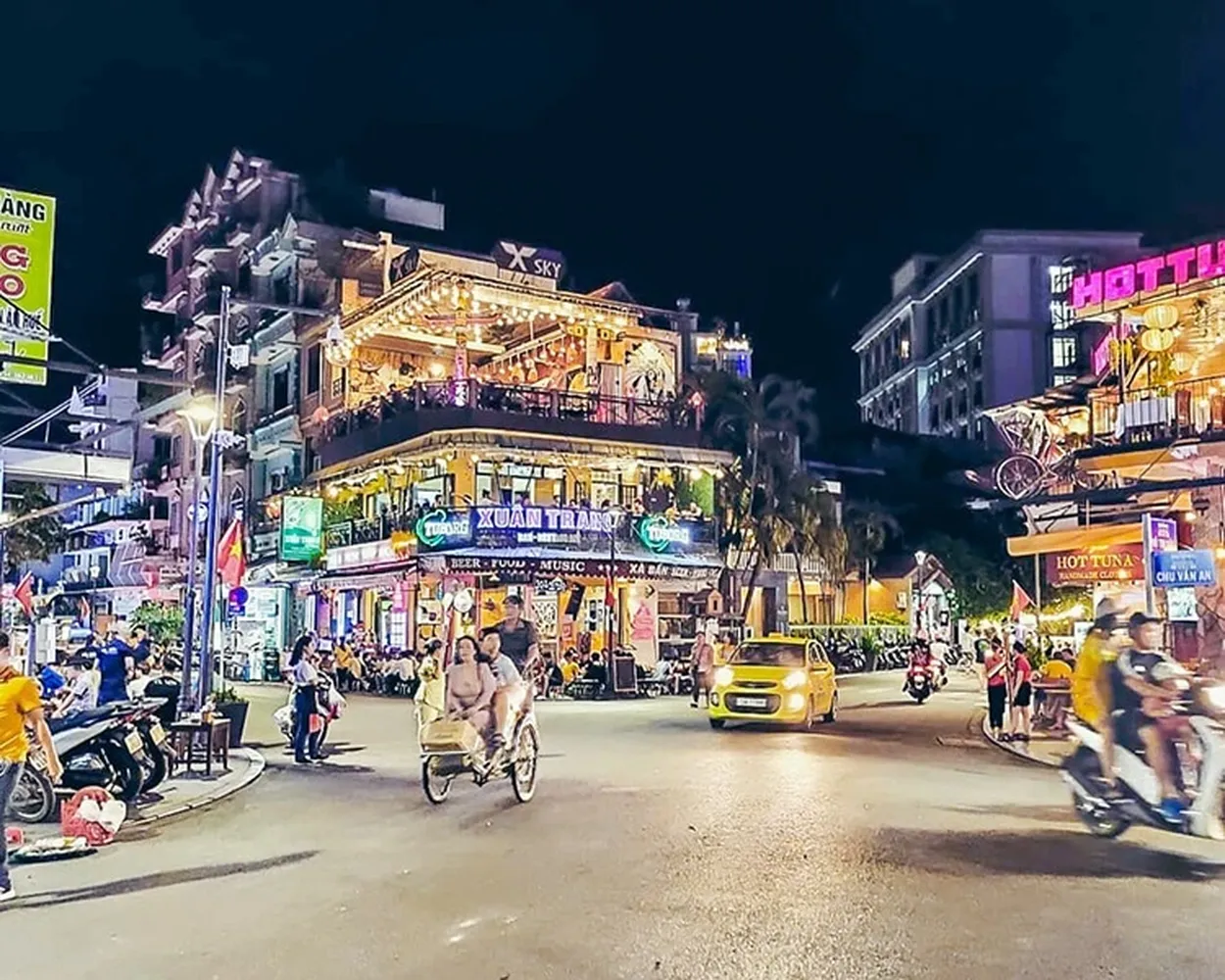 Phố đi bộ càng sôi động vào lúc thành phố lên đèn