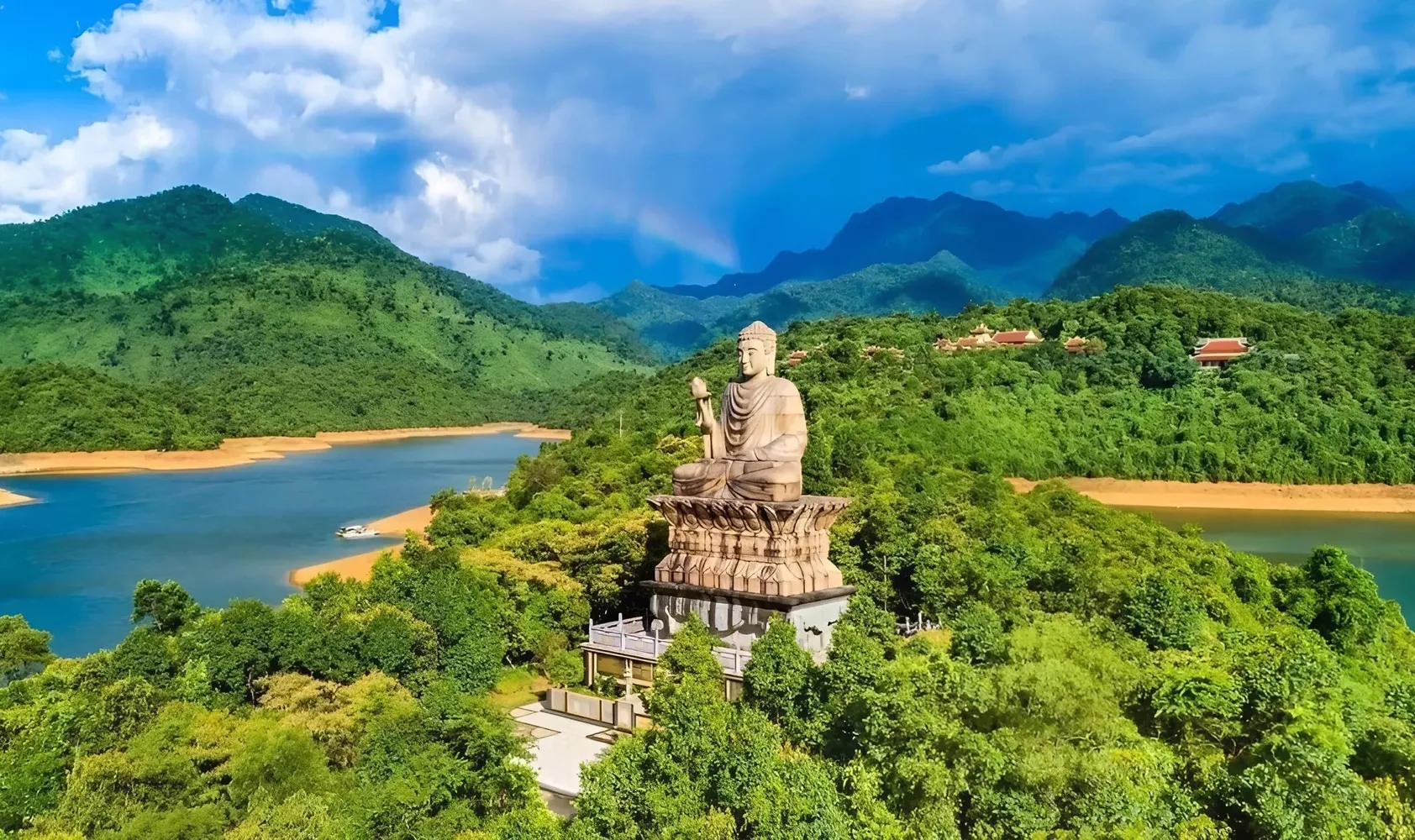 Núi Ngự Bình nổi bật với thảm rừng thông xanh mướt