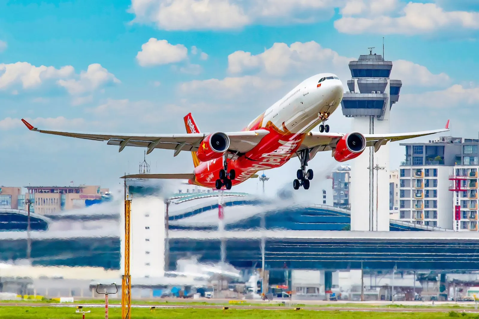 Vietjet Air là một trong số các hãng hàng không khai thác vé máy bay Tết đi Đà Nẵng giá rẻ