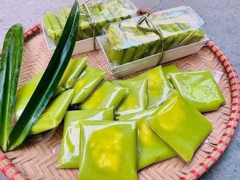 Bánh cốm là món đặc sản được nhiều du khách mua làm quà