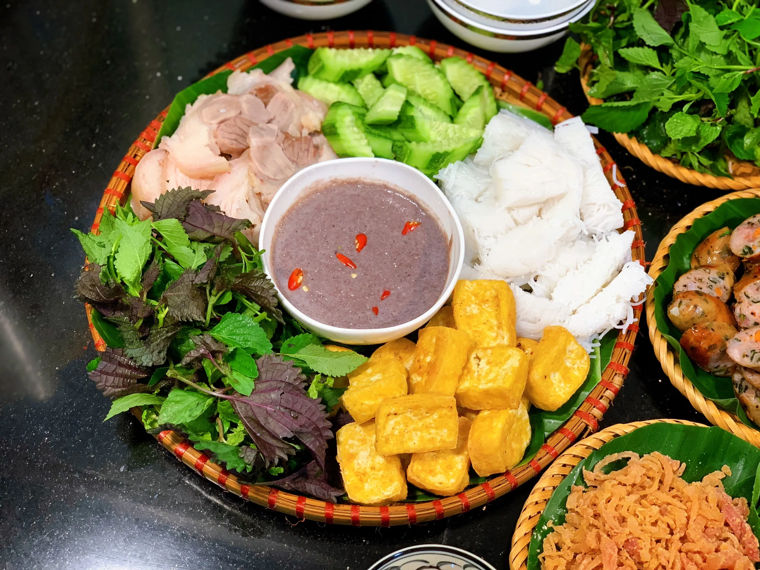 Bún đậu mắm tôm với bát nước chấm tinh túy