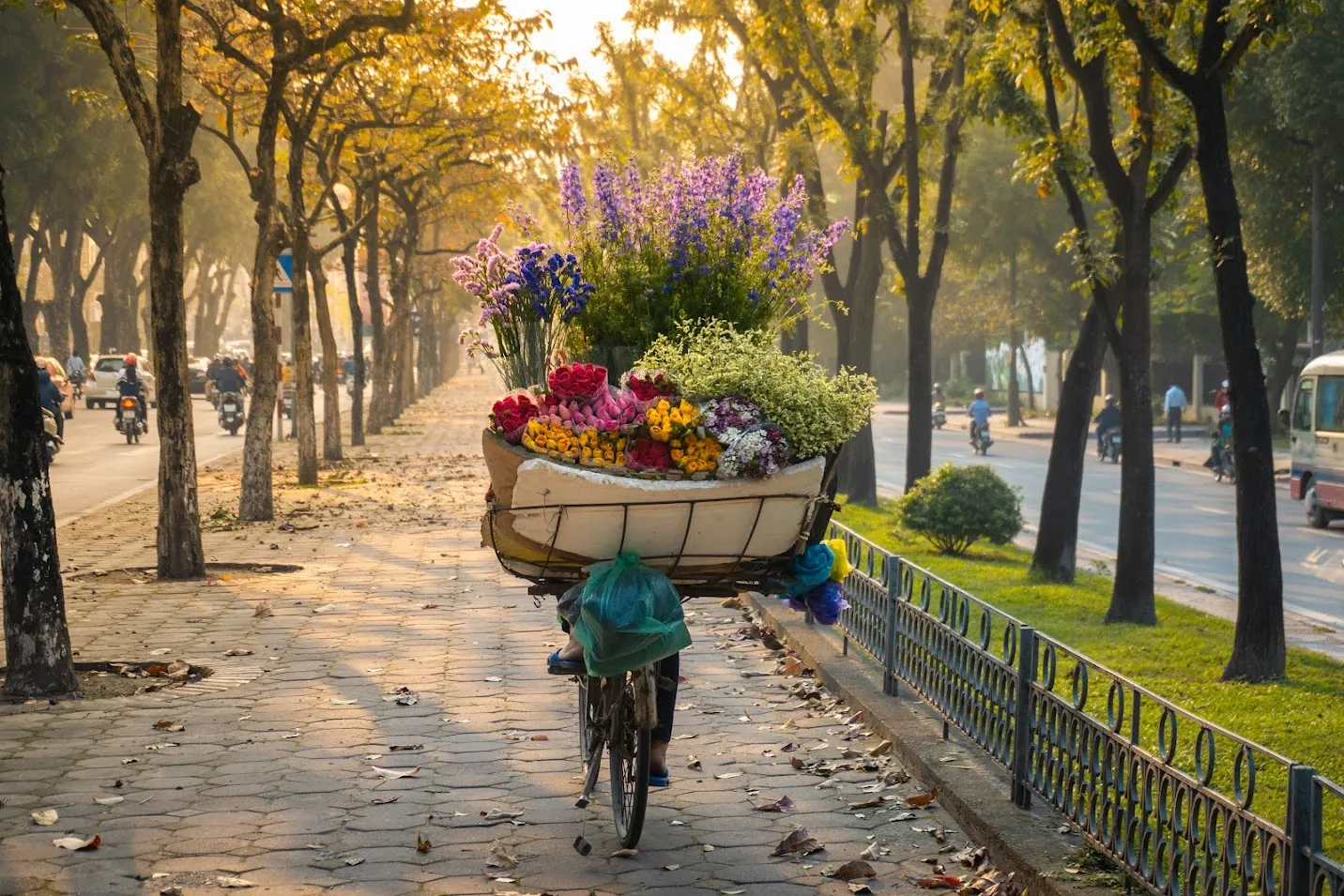 Mùa thu Hà Nội mang một nét dịu dàng, lãng mạn