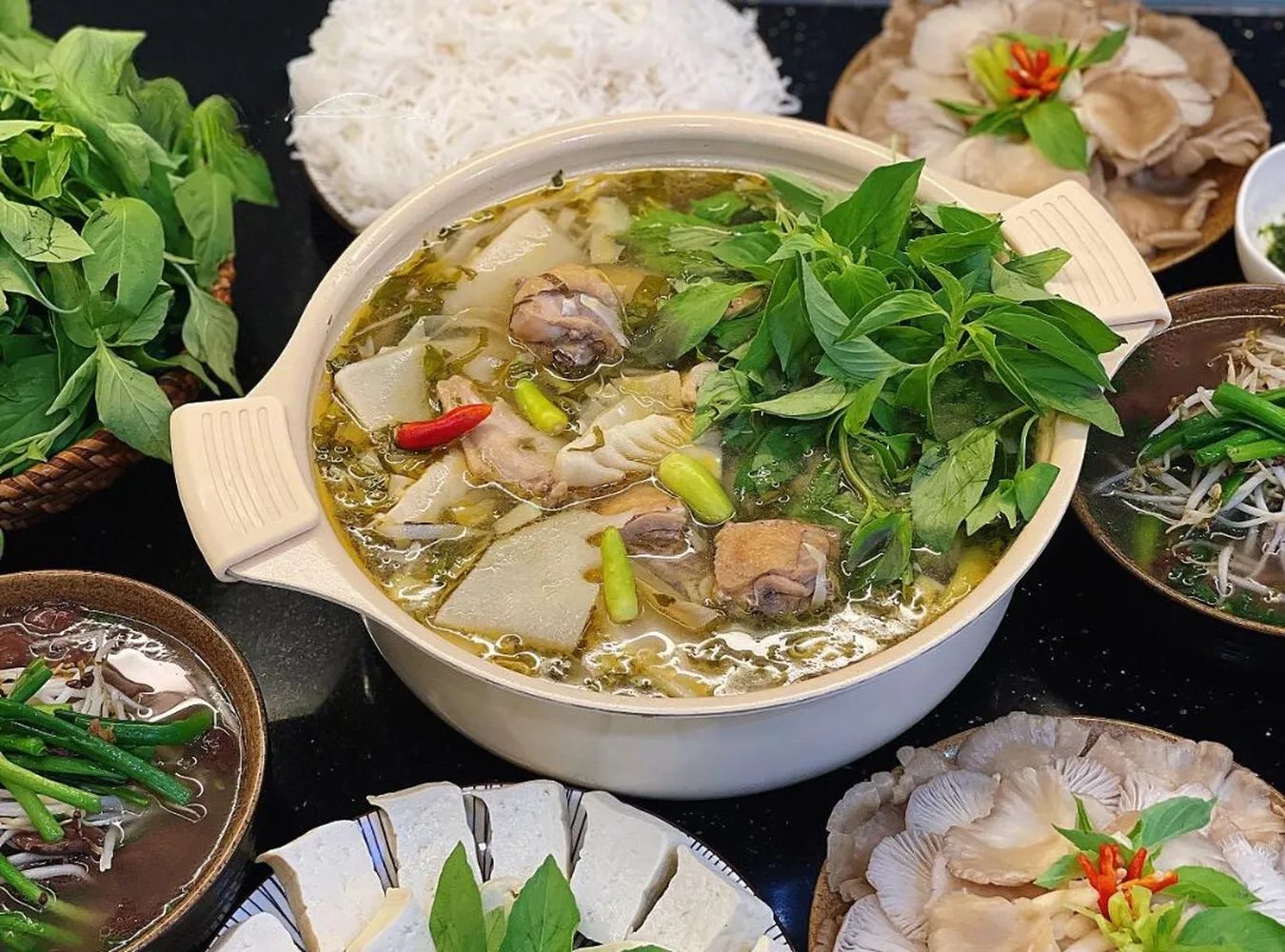 Thưởng thức lẩu gà giữa không khí se lạnh là trải nghiệm vô cùng đặc biệt khi đến với Đà Lạt