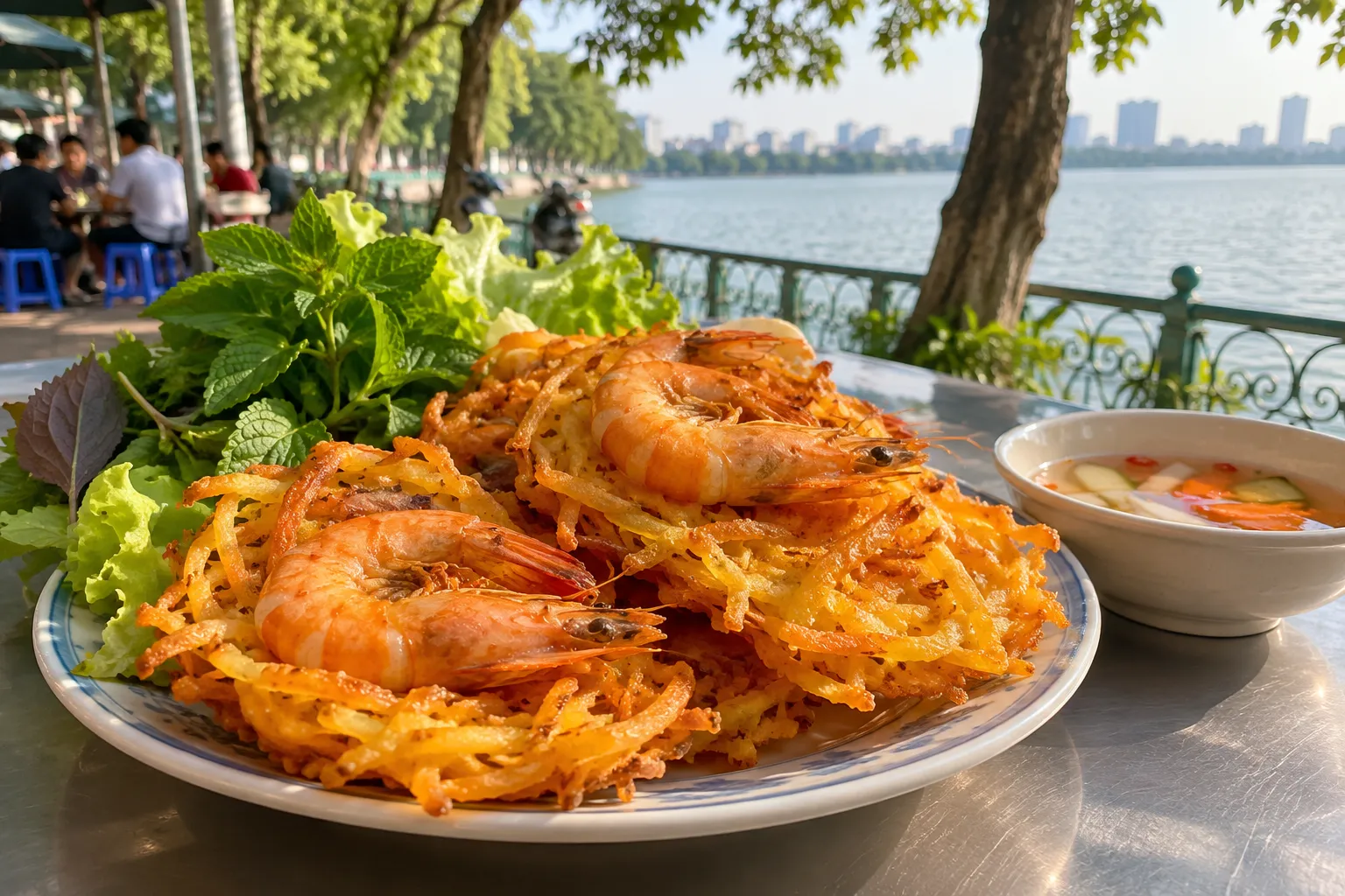 Bánh tôm Hồ Tây tuy đơn giản nhưng lại mang hương vị vô cùng tinh tế
