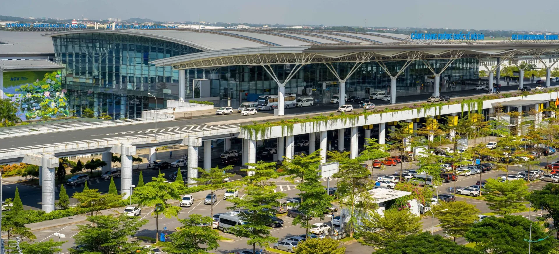 Hạ cánh tại sân bay Nội Bài để di chuyển về trung tâm Hà Nội