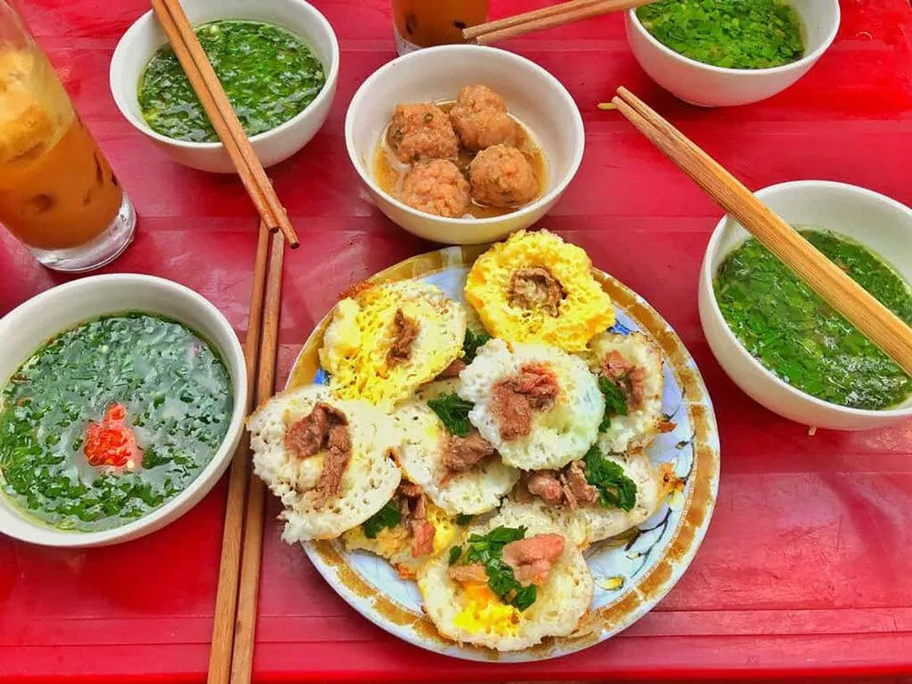 Bánh căn là món ăn dân dã quen thuộc của người dân địa phương nơi đây