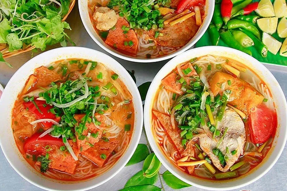 Bún cá Nha Trang đầy ắp topping tươi ngon từ miền biển