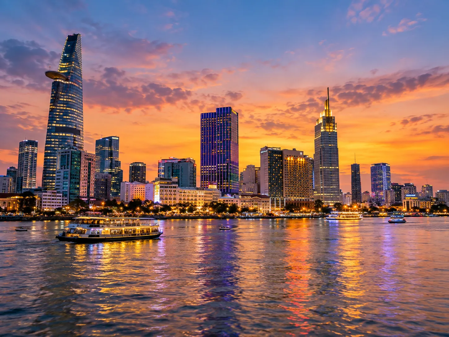 Toàn cảnh Sài Gòn bên sông lúc hoàng hôn