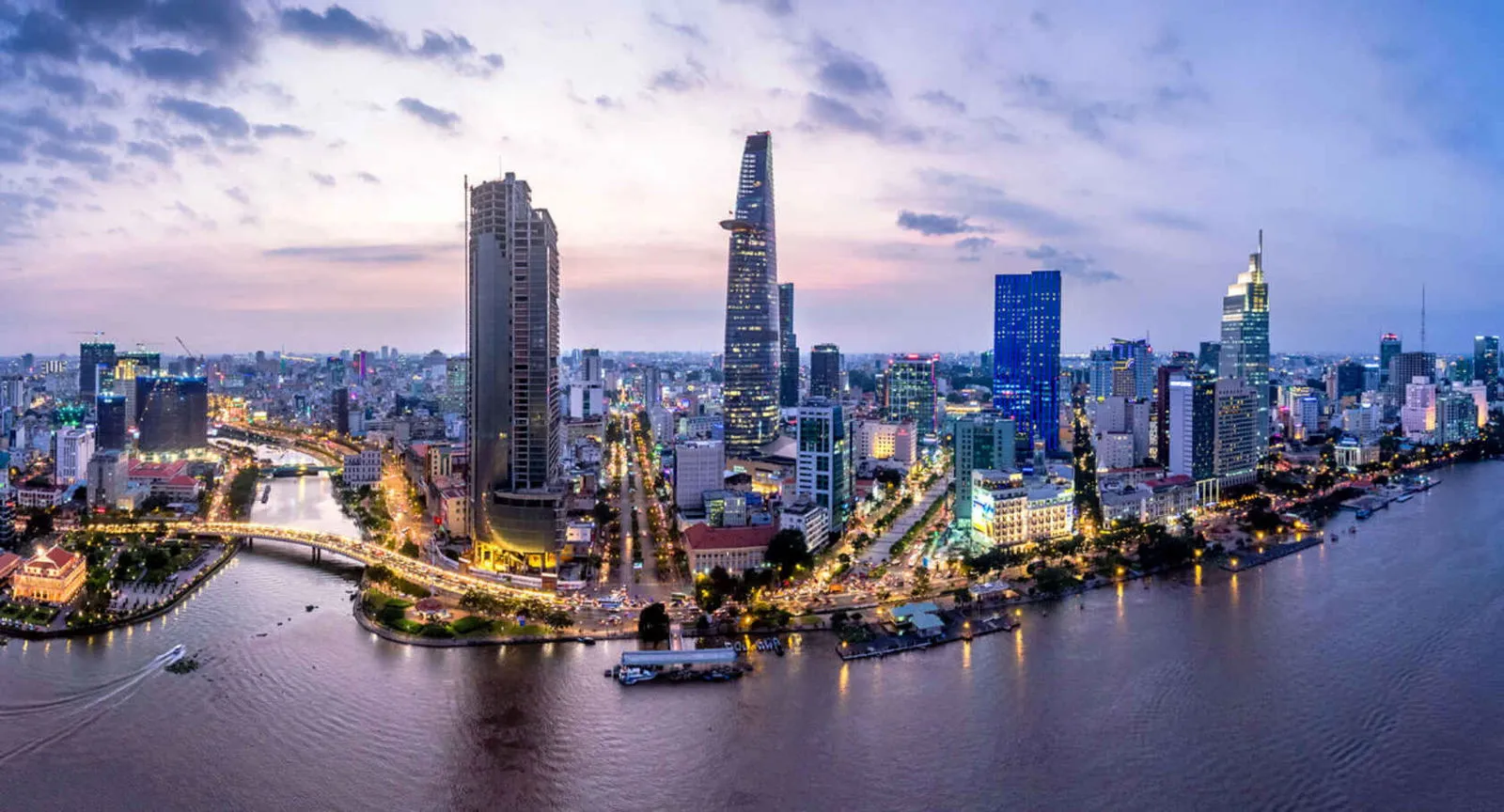 Săn vé máy bay giá rẻ khám phá "thành phố không ngủ"