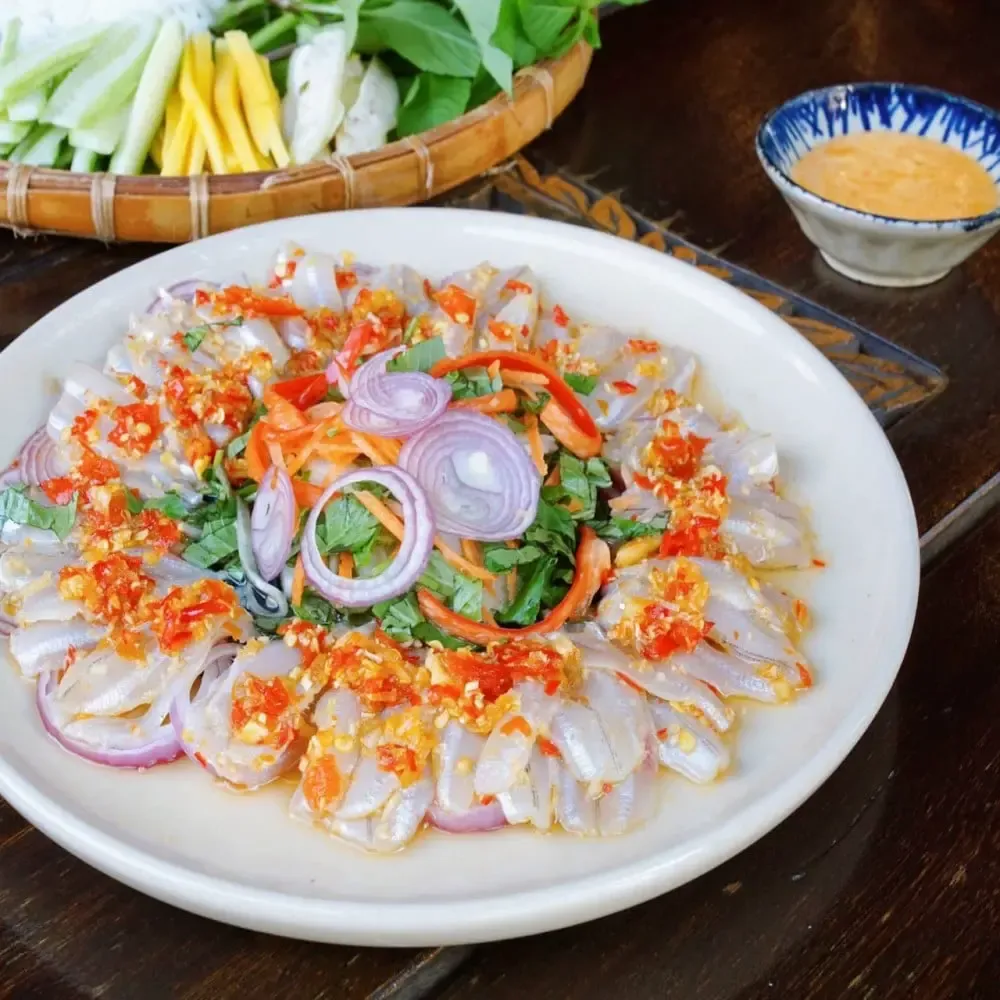 Thưởng thức gỏi cá mai bạn sẽ cảm nhận được hương vị miền biển