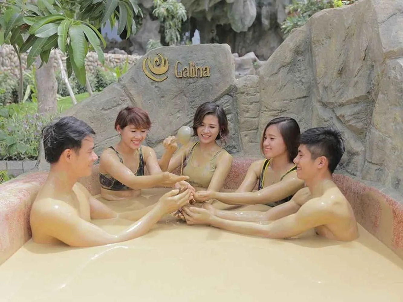 Tắm bùn được nhiều du khách yêu thích khi đến với Nha Trang
