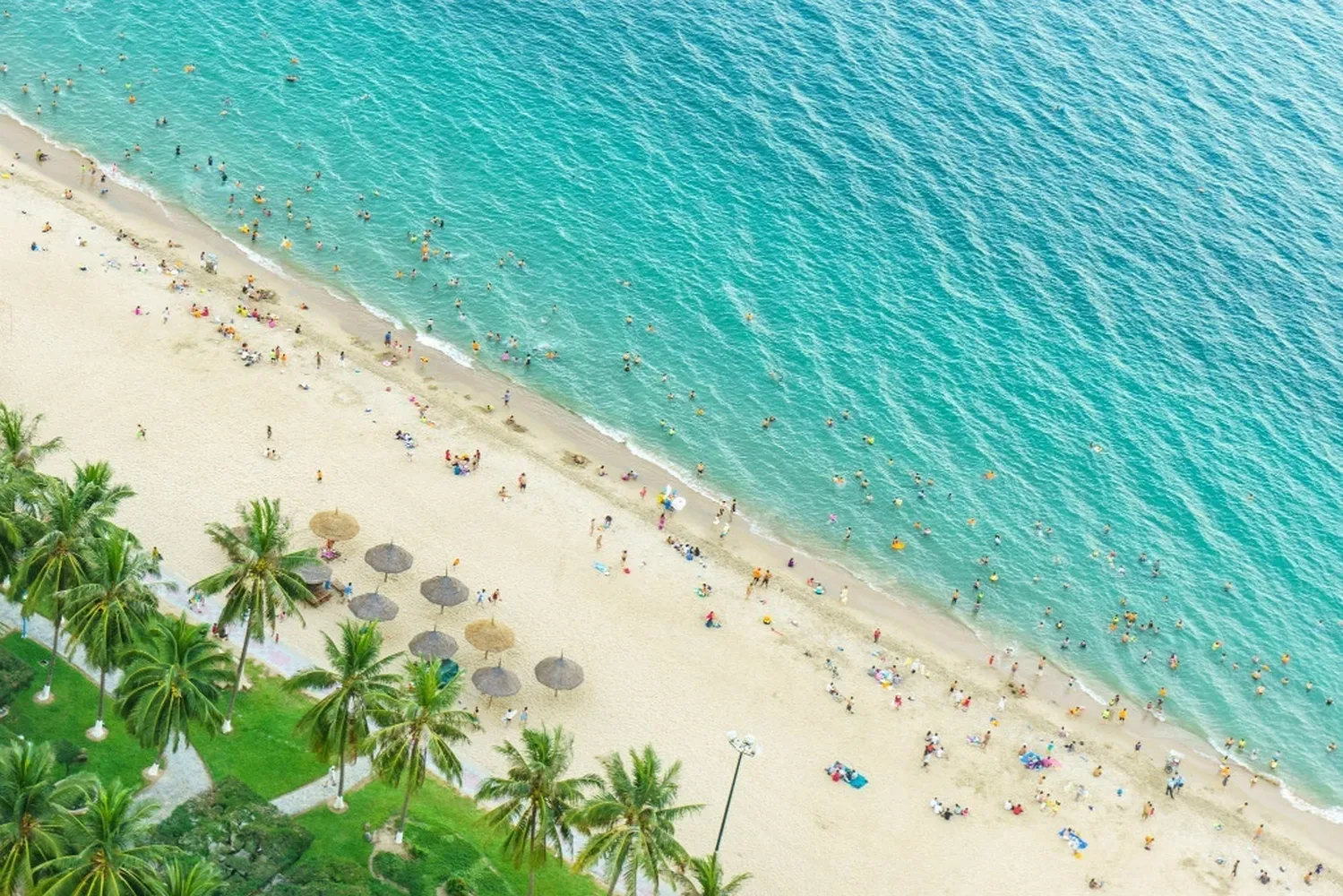 Tắm biển là hoạt động không thể thiếu trong chuyến du lịch Nha Trang