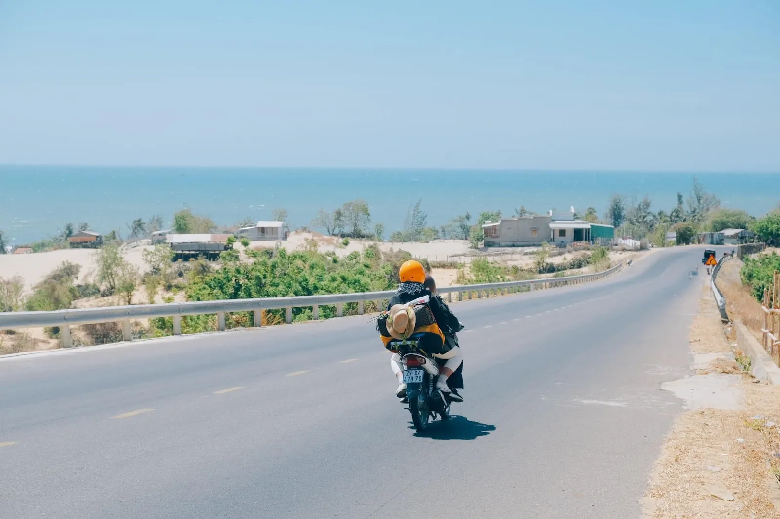 Phương tiện đi lại phổ biến ở Phú Quốc là xe máy hoặc taxi