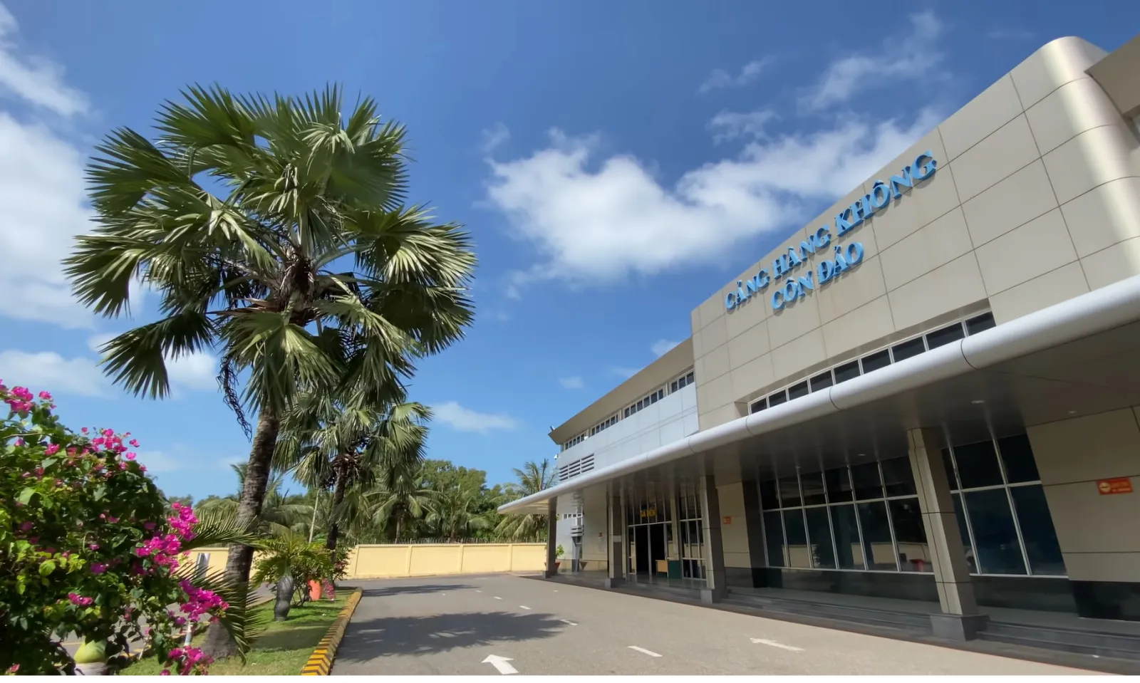 Sân bay Côn Đảo tuy còn hạn chế những vẫn đầy đủ cơ sở vật chất phục vụ hành khách
