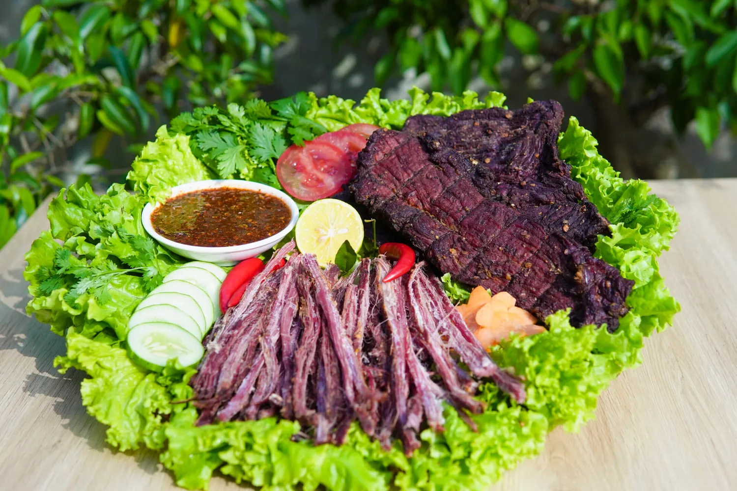 Thịt trâu gác bếp đươc nhiều du khách chọn mua làm quà khi đến Điện Biên