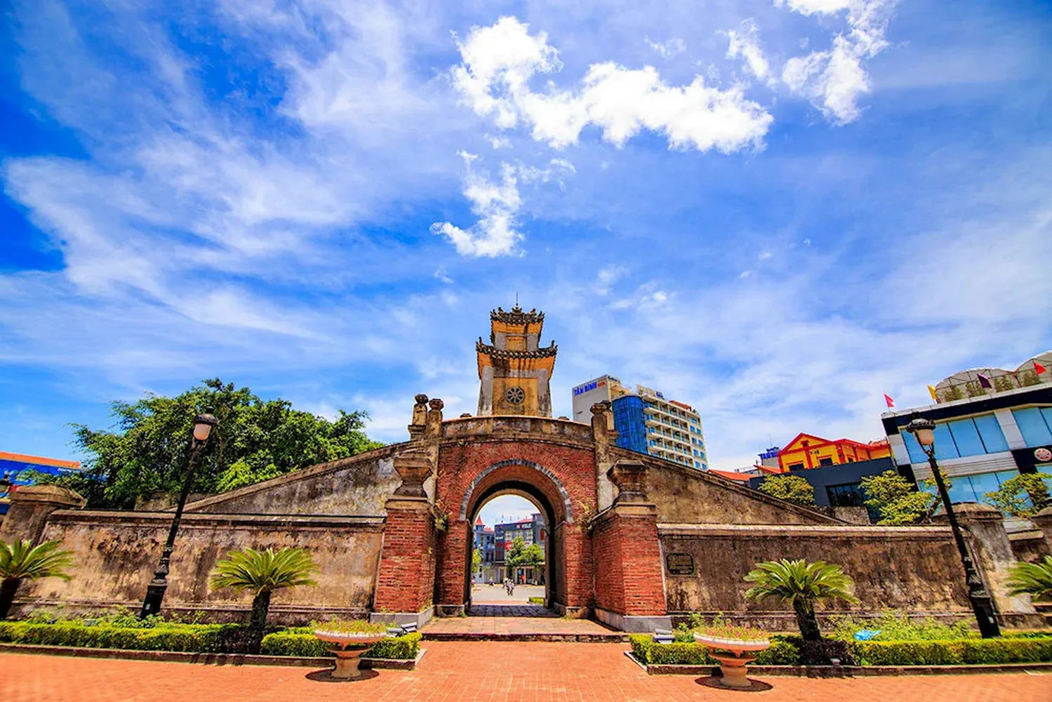 Quảng Bình Quan vẫn còn giữ nguyên vẻ đẹp kiến trúc xưa