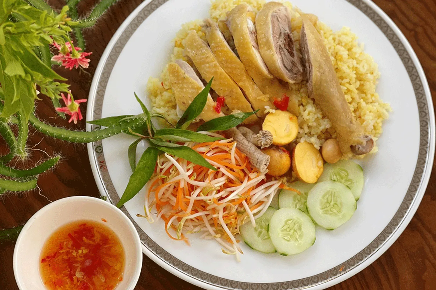 Cơm gà Phú Yên là món ăn được nhiều du khách đánh giá cao