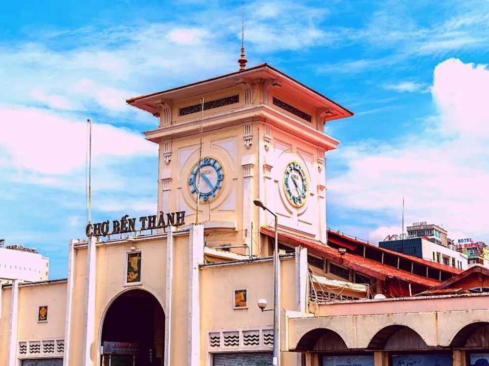 Chợ Bến Thành là biểu tượng đặc trưng của Sài Gòn