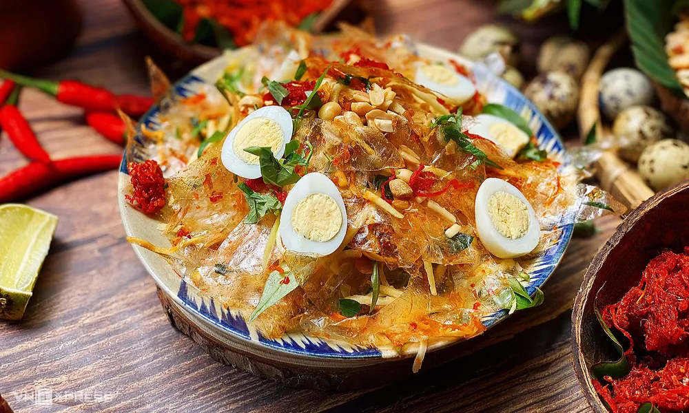 Bánh tráng trộn là món ăn đường phố không thể bỏ qua kh đến Sài Gòn