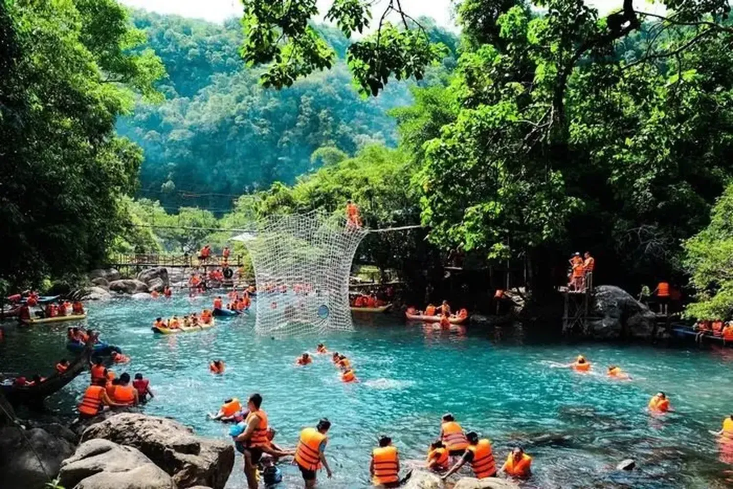 Chuyến đi sẽ thêm phần thú vị nếu bạn tham giá các trò chơi dưới nước