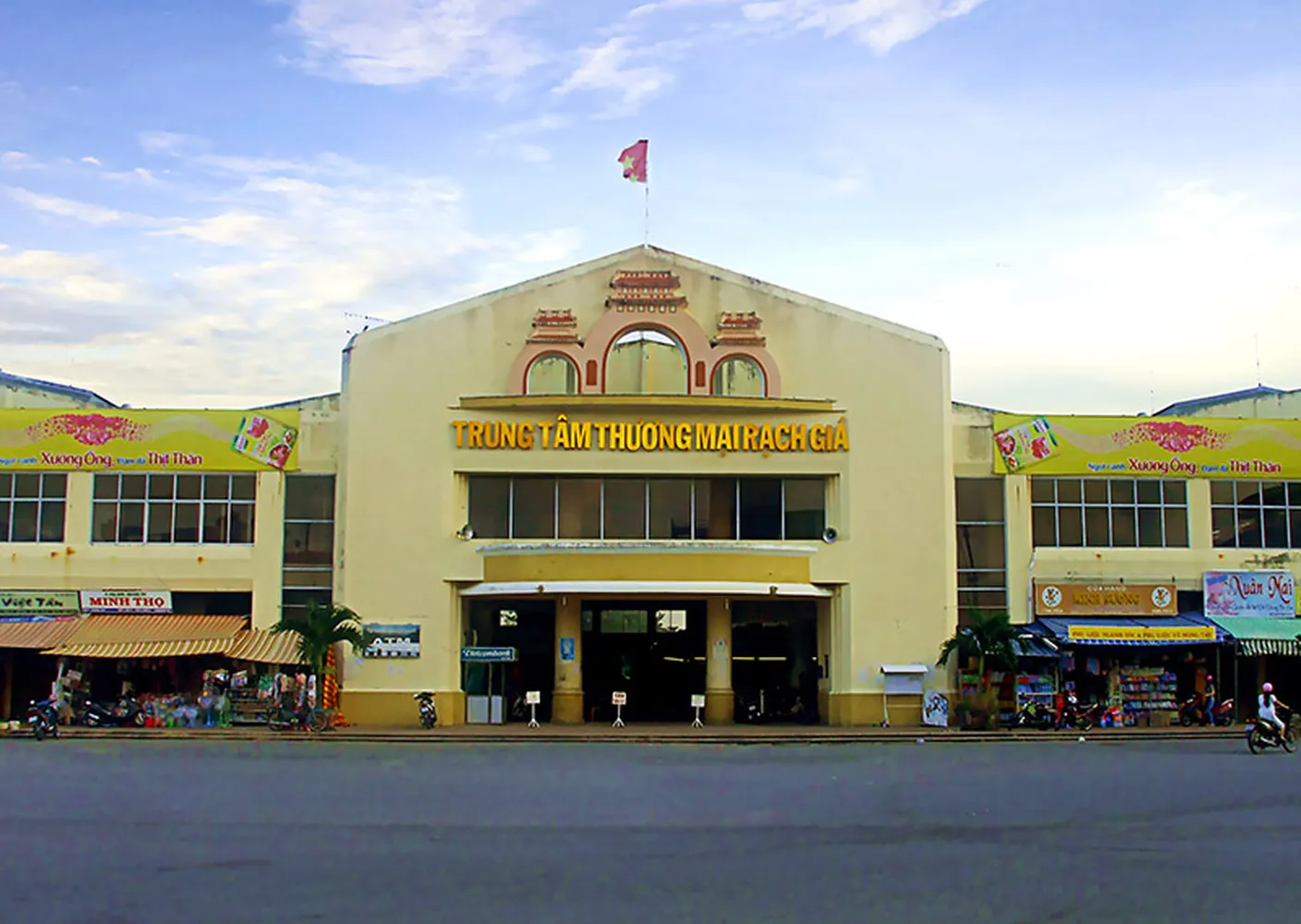 Tham quan chợ địa phương giúp bạn cảm nhận được rõ nhịp sống nơi đây