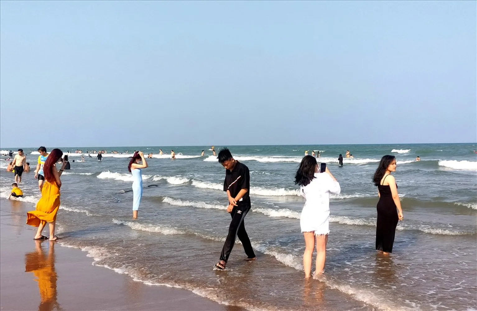 Thanh Hóa có rất nhiều bãi biển đẹp phù hợp cho việc tắm biển và chơi những trò chơi dưới nước
