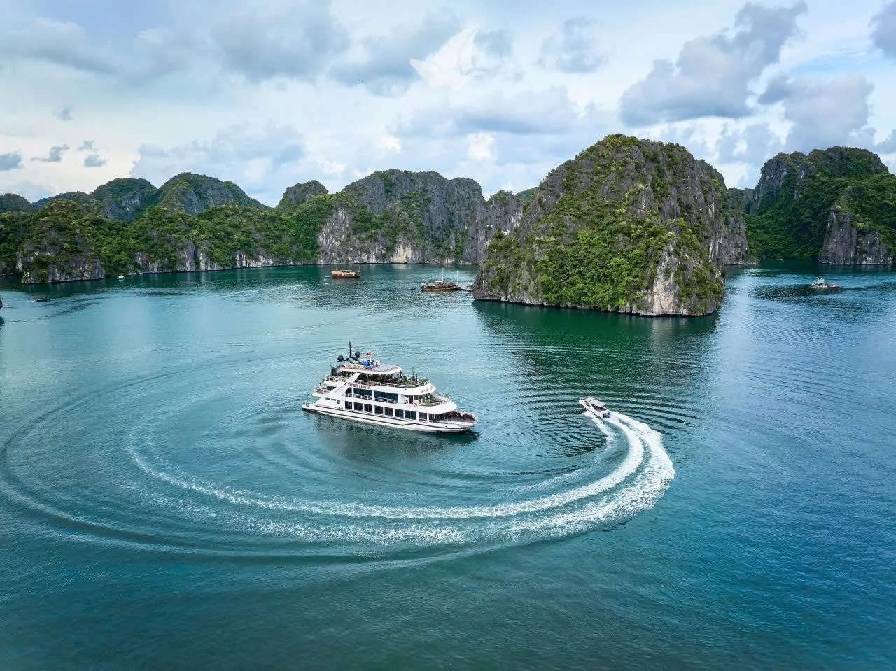 Trải nghiệm nghỉ dưỡng du thuyền trên vịnh Lan Hạ