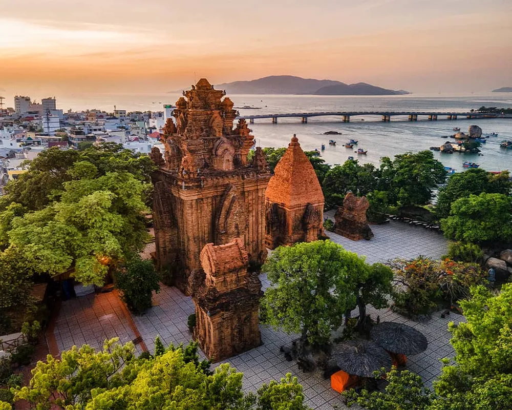 Tháp bà Ponagar là điêm đến yêu thích của du khách muốn tìm hiểu văn hóa người Chăm