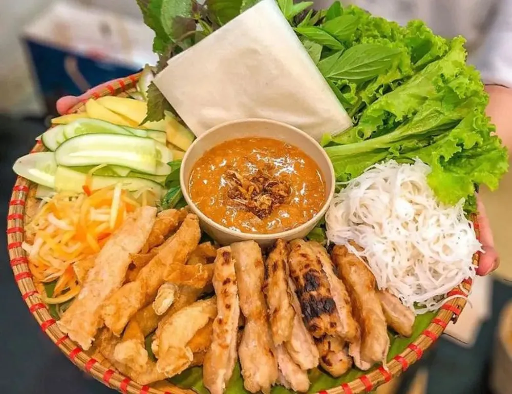 Nem nướng Ninh Hòa được nhiều du khách yêu thích