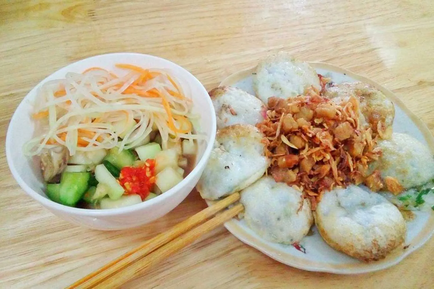 Bánh khọt được ăn kèm với chén mắm cà tăng độ ngon của món ăn này