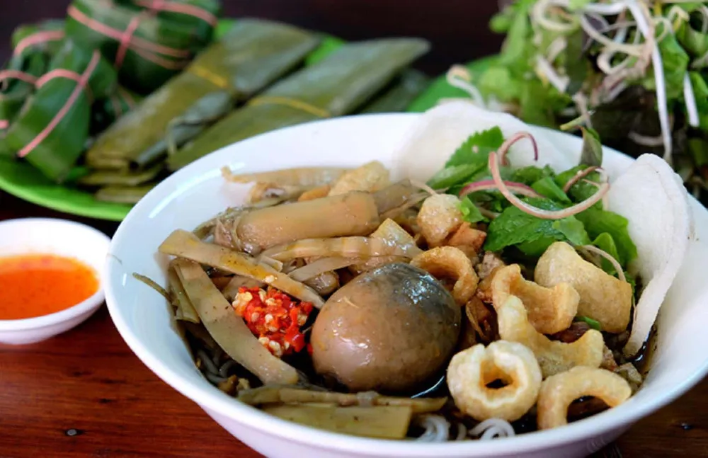 Bún mắm cua với hương vị đặc trưng