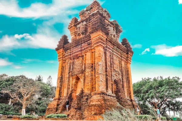 Tháp Nhạn - một trong những điểm tham quan hấp dẫn nhất ở Phú Yên Ngôi đền nằm trên đỉnh núi Nhạn
