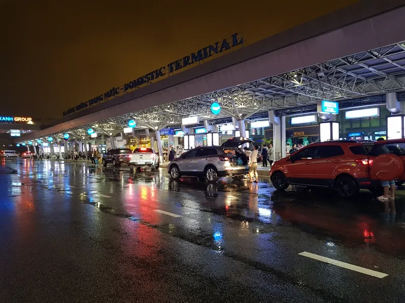 Sân bay Tân Sơn Nhất thu hút đông đảo lượng khách mỗi ngày