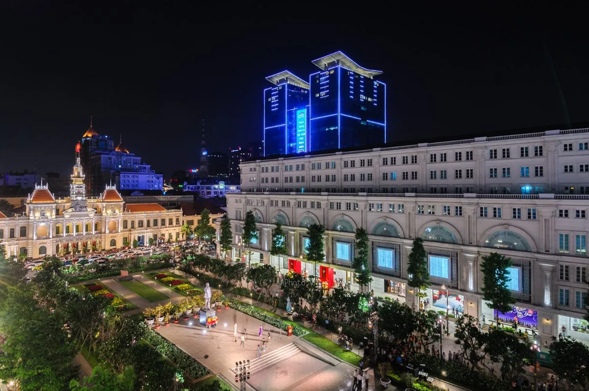 Phố đi bộ Nguyễn Huệ rực ánh đèn mỗi tối