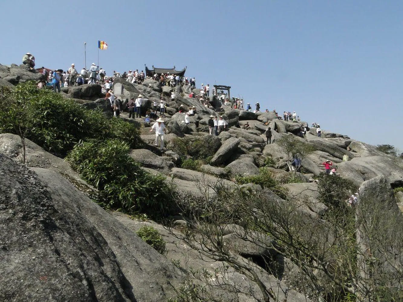 Trekking lên đỉnh chùa bạn sẽ chiêm ngưỡng được toàn cảnh vẻ đẹp nơi đây