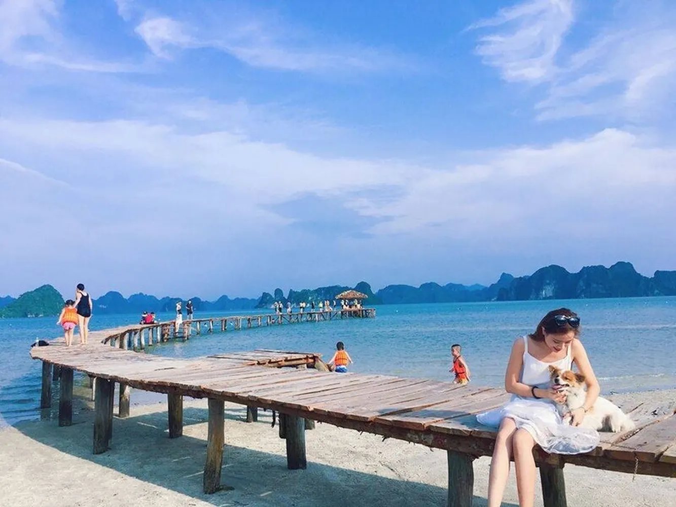 Đến Vân Đồn không thể bỏ qua hoạt động tắm biển