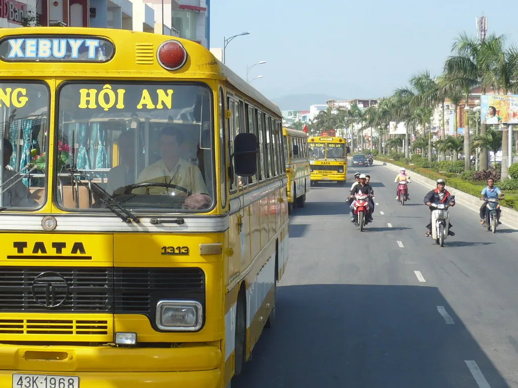 Ưu điểm của xe bus là tiết kiệm chi phí đi lại
