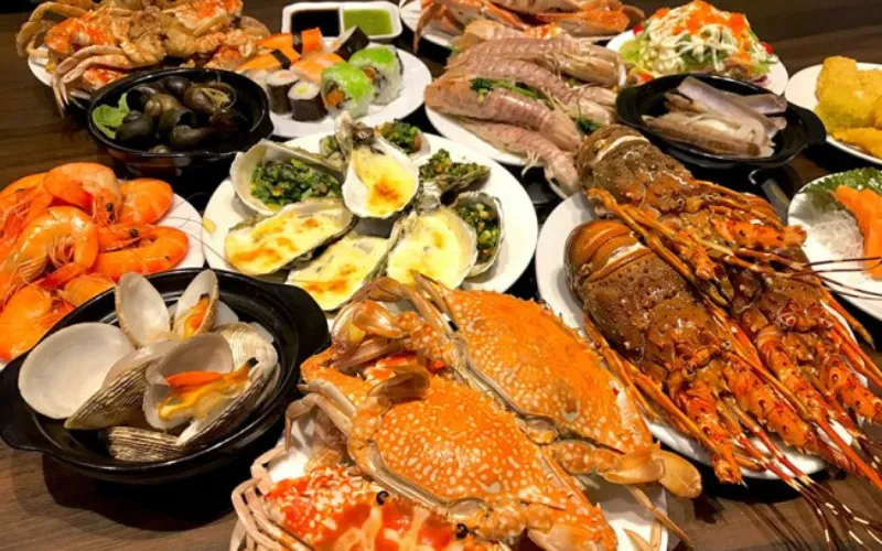 Nơi đây nổi tiếng với hải sản tươi sống và giá cả hợp lý