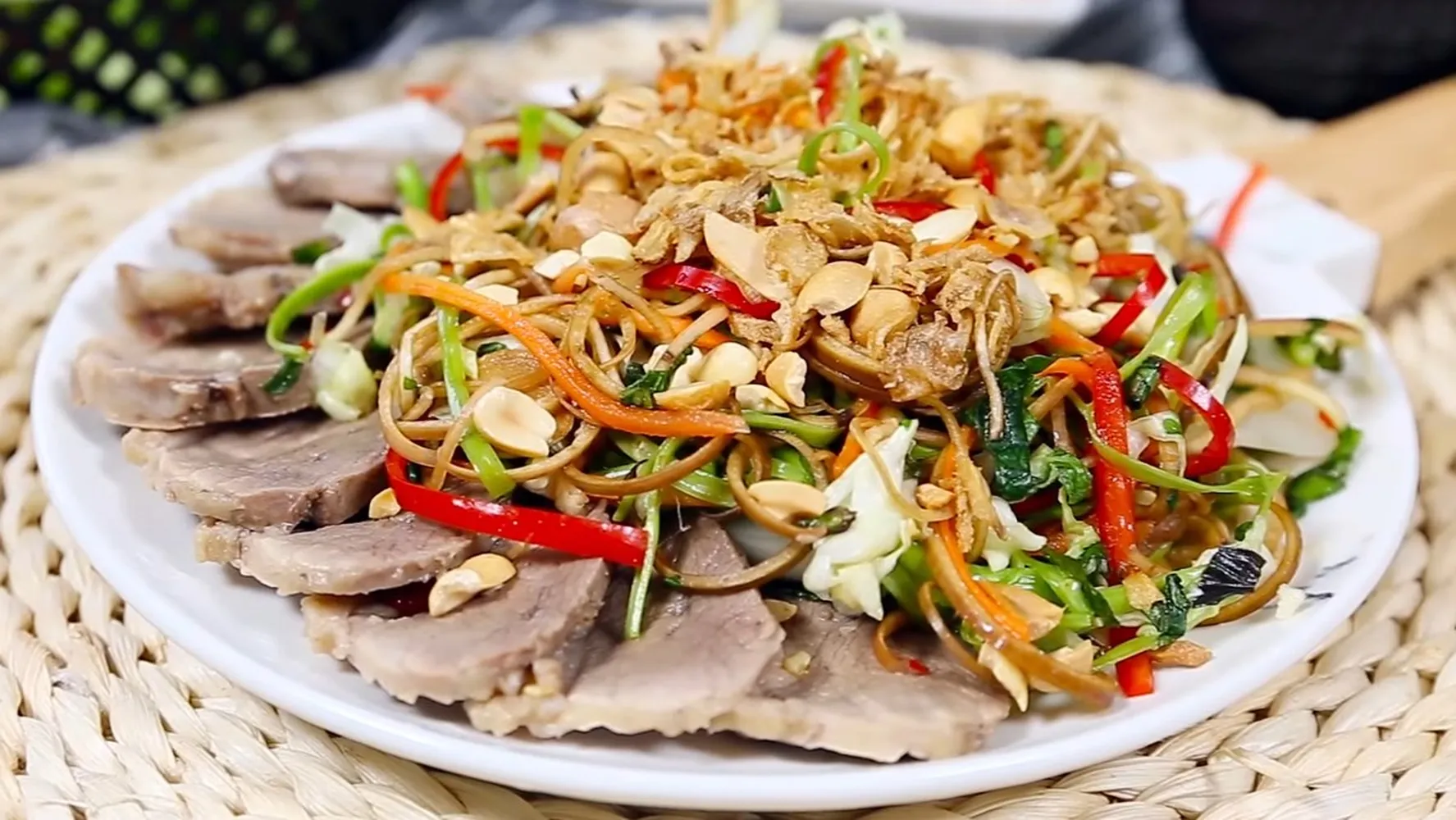 Vịt trộn dai ngon là món ăn được yêu thích tại Vinh