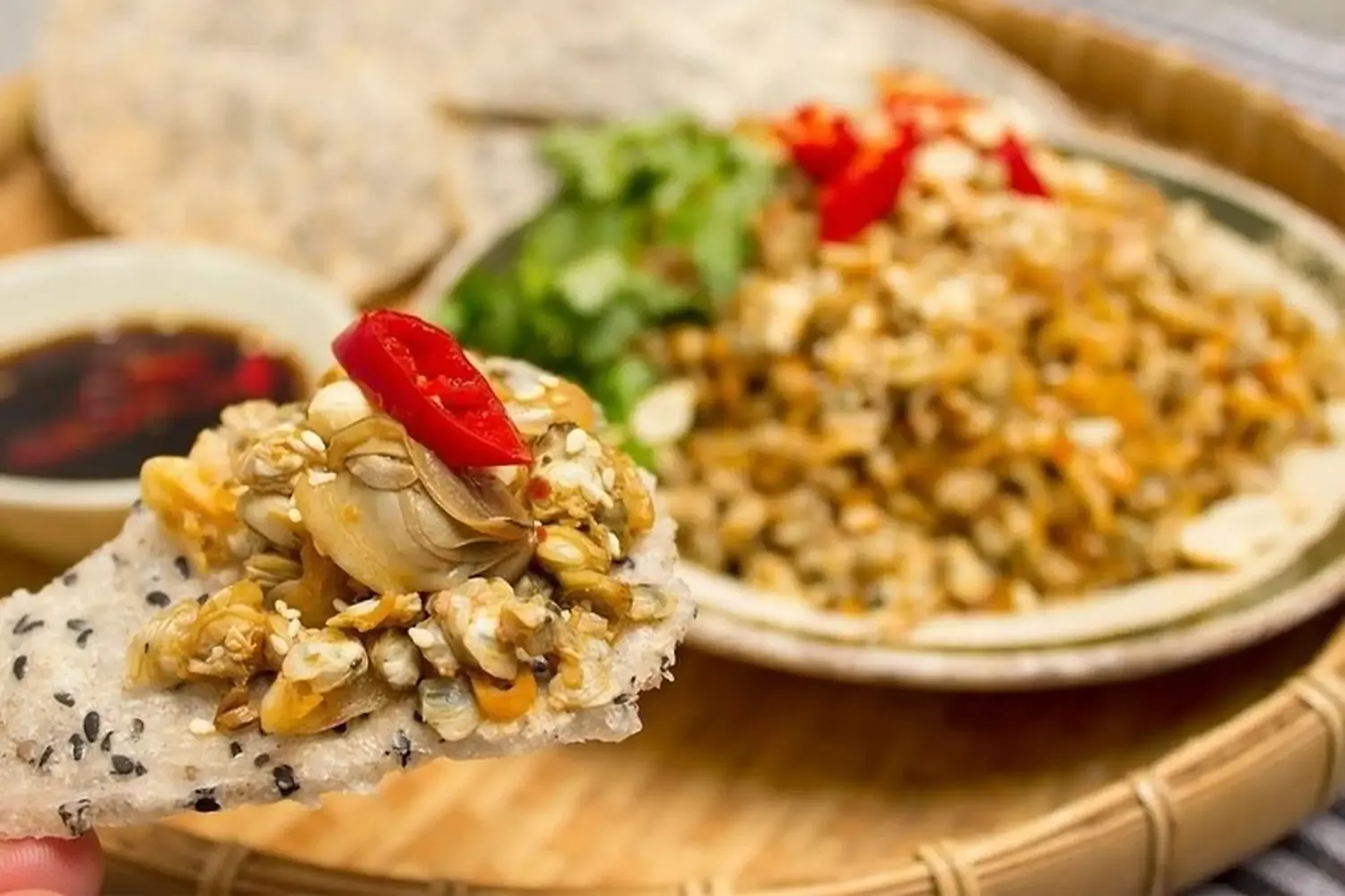 Bánh đa xúc hến là điểm nhấn đặc sản của thành phố Vinh