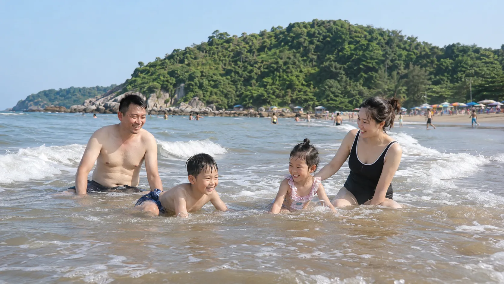 Không thể bỏ qua hoạt động tắm biển khi đến Hải Phòng