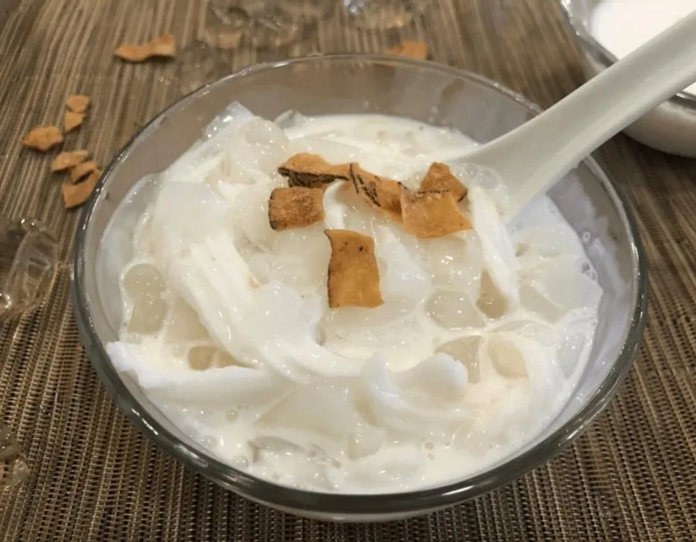 Chè dừa dầm là một trong những món tráng miệng đặc biệt của Hải Phòng
