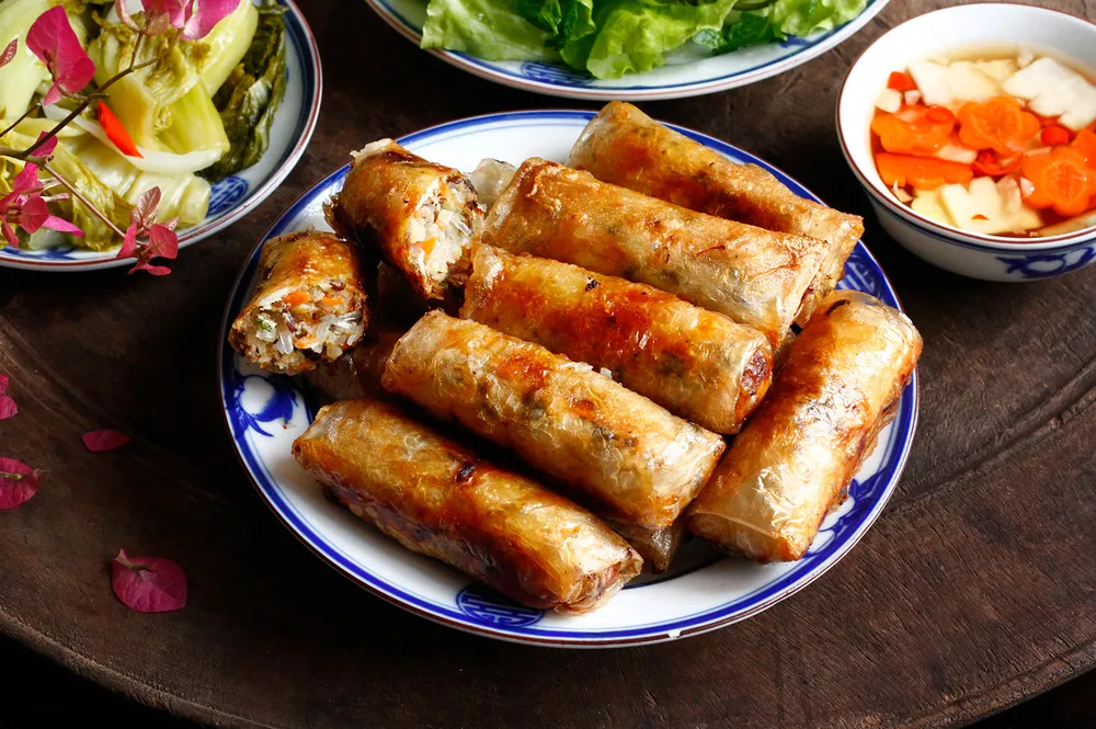 Nem cua bể mang hương vị đặc biệt làm du khách mê mẩn