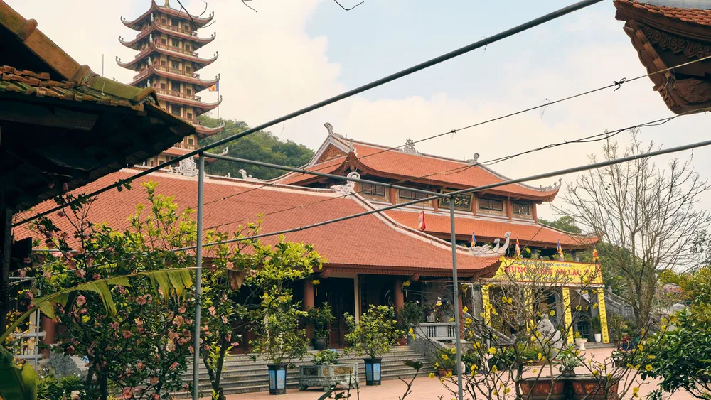 Chùa Cần Linh nằm ngay tại trung tâm thành phố Vinh
