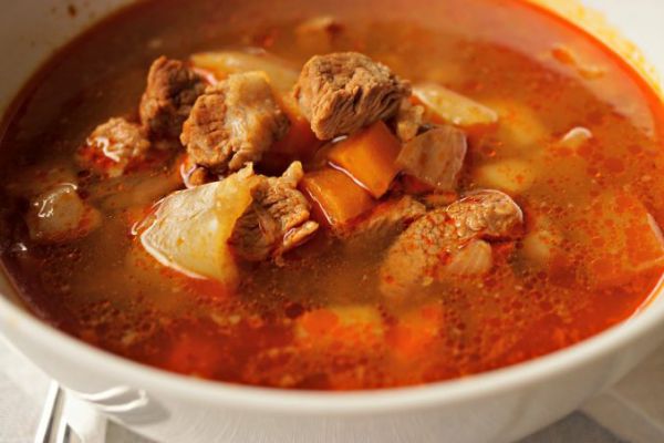 Món thit hầm Goulash nổi tiếng ở Hungary