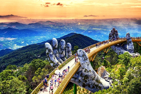 Cầu Vàng - địa điểm check in hút khách tại Đà Nẵng