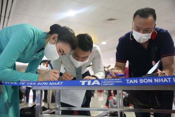 Khai báo y tế qua tờ khai khi đặt vé máy bay