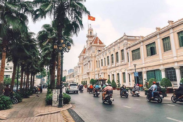 Hãy luôn để ý tới xe cộ, tư trang mỗi khi đi ra đường